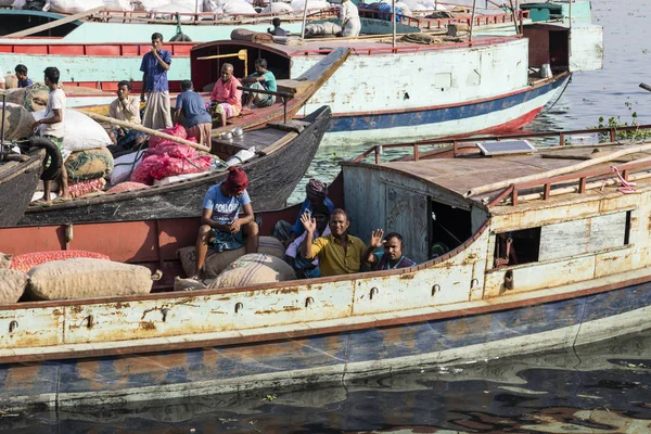 Dhaka, Bangladesz, 24 lutego 2017: Obsługa towarów owoców i warzyw, nad rzeką Buriganga w Dhaka Bangladesz — Zdjęcie stockowe