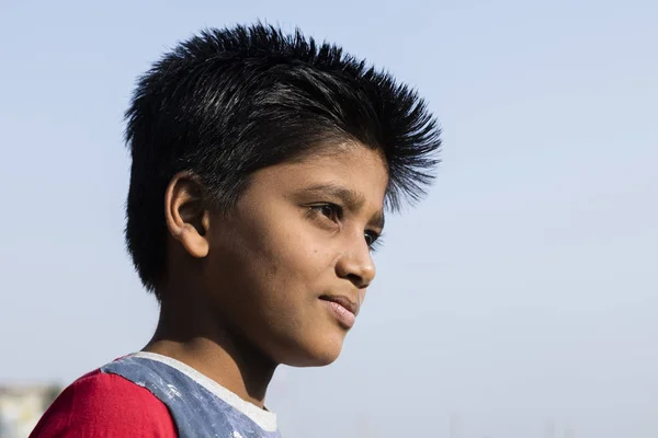 Dhaka, Bangladesh, 24 de febrero de 2017: Retrato de un joven guapo adolescente en Dhaka Bangladesh — Foto de Stock