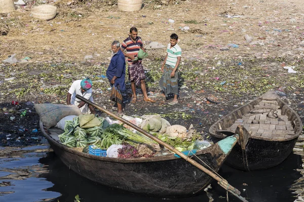 Dhaka, Bangladesh, 24 de febrero de 2017: Manejo de productos de frutas y verduras en el río Buriganga en Dhaka Bangladesh — Foto de Stock