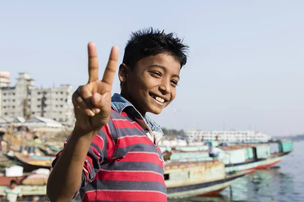 Дакка, Бангладеш, 24 февраля 2017: Портрет молодого красивого и смеющегося подростка в Дакке Бангладеш, делающего знак мира — стоковое фото