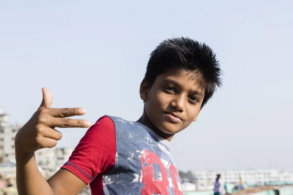 Dhaka, Bangladéš, 24 února 2017: Portrét mladé hezký mladíka v Dhaka Bangladéš chladnokrevně gesto — Stock fotografie