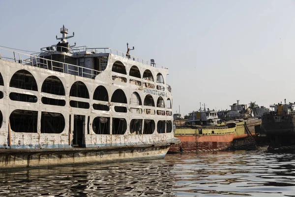 Dacca, Bangladesh, 24 février 2017 : Vieux ferry rouillé sur la rivière Buriganga à Dacca Bangladesh — Photo