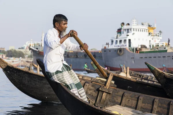 Dhaka, Bangladesh, February 24 2017: Close-up view of a rudder in a taxi boat from the perspective of the passenger on the Buriganga River in Dhaka Bangladesh — Stock Photo, Image