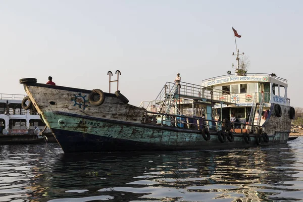 Dhaka, Bangladesh, 24 de febrero de 2017: Antiguo buque de carga oxidado a contraluz en el río Buriganga en Dhaka Bangladesh — Foto de Stock