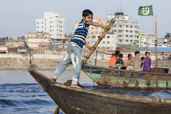 Dhaka, Bangladesh, February 24 2017: Close-up view of a rudder in a taxi boat from the perspective of the passenger on the Buriganga River in Dhaka Bangladesh — Stock Photo, Image