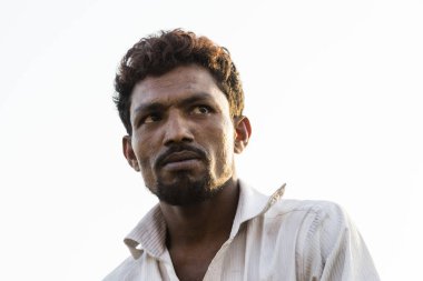 Dakka, Bangladeş, 24 Şubat 2017: Çarpıcı yüz hatları olan Bangladeşli adam ve beyaz gökyüzü karşı alınan bir sakal