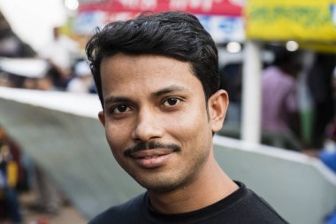 Dakka, Bangladeş, 24 Şubat 2017: Dhaka Bangladeş'te Sadarghat Terminali'nde genç bir Bangladeşli adam portresi