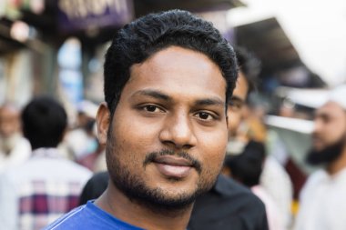 Dakka, Bangladeş, 24 Şubat 2017: Dhaka Bangladeş'te Sadarghat Terminali'nde genç bir Bangladeşli adam portresi