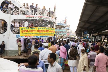 Dakka, Bangladeş, 24 Şubat 2017: Renkli telaş Dhaka Bangladeş'te Buriganga Nehri'nin Sadarghat terminalinde