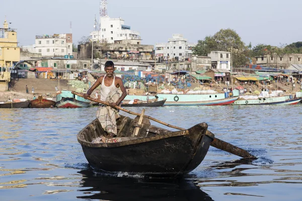 Dhaka, Bangladesh, 24 de fevereiro de 2017: Barco de táxi de madeira com passageiros e um navio de carga em segundo plano no rio Buriganga, em Dhaka Bangladesh — Fotografia de Stock