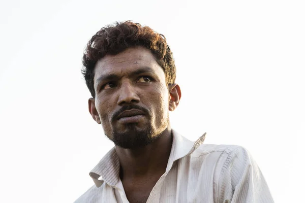 Dhaka, Bangladesh, 24 de febrero de 2017: Hombre bangladesí con rasgos faciales llamativos y una barba tomada contra el cielo blanco — Foto de Stock