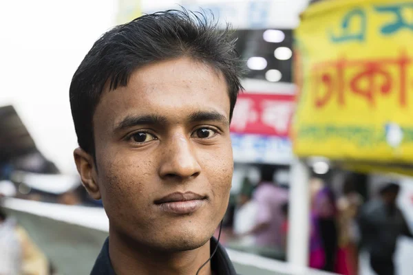Dhaka, Bangladéš, 24 února 2017: Portrét mladého muže bangladéšské na Sadarghat terminálu v Dhaka Bangladéš — Stock fotografie