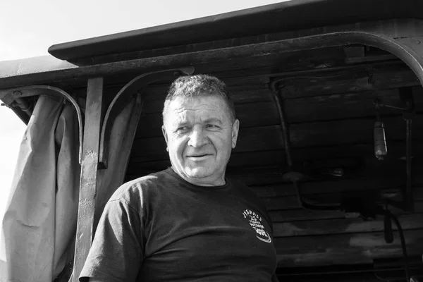 Mořská štika Vitasi, Srbsko, 17 července 2017: Řidič vlaku stojí hrdě v kabině. Od této chvíle tak zvané "Mořská štika osm" dědictví úzkorozchodná železnice do Mokry Gora. — Stock fotografie