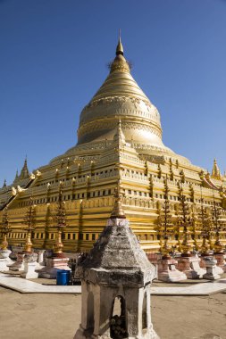 Shwezigon Pagoda veya Shwezigon Selami Nyaung-U, Bagan, Myanmar yakınlarındaki bir kasabada bulunan bir Budist tapınağı olduğunu