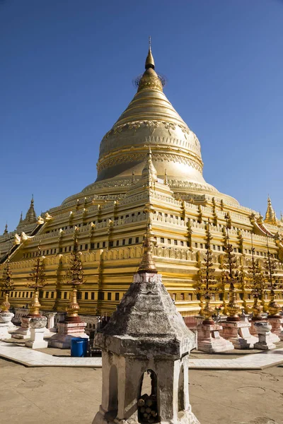 La pagoda Shwezigon o Shwezigon Paya es un templo budista ubicado en Nyaung-U, una ciudad cerca de Bagan, en Myanmar. — Foto de Stock