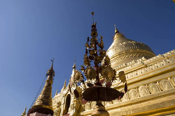 A Shwezigon Pagoda vagy Shwezigon Paya egy buddhista templom, Nyaung-U, a város közelében Bagan, Mianmar-ban található — Stock Fotó