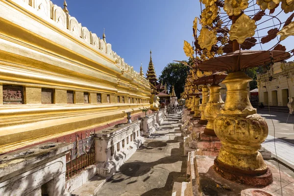 Az Alapítvány és a díszek a Shwezigon Pagoda vagy Shwezigon Paya egy buddhista templom, Nyaung-U, a város közelében Bagan, Mianmar-ban található — Stock Fotó