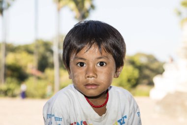 Bagan, Myanmar, 29 Aralık 2017: Tanaka güzel kızla karşısında beklenti Bagan, Myanmar kameraya benziyor