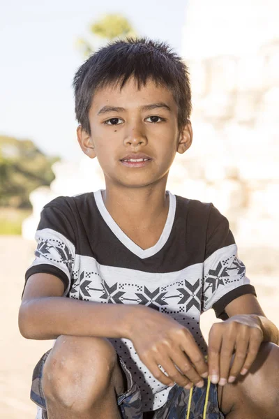 바간, 미얀마, 12 월 29 일, 2017: 잘생긴 소년 미소 이며 자랑 스럽게 바간, 미얀마에서 카메라를 보고 — 스톡 사진