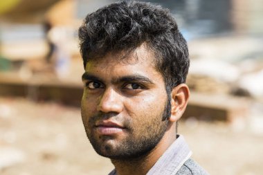 Dakka, Bangladeş, 24 Şubat 2017: Portre yakışıklı bir Müslüman bir işçi olarak çalıştığı gemi limana dakka, Bangladeş'te