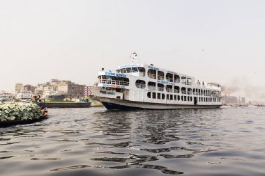 Dakka, Bangladeş, 24 Şubat 2017: Yolcu feribotu dakka, Bangladeş'te Buriganga nehrinde