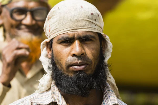 Dhaka, Bangladéš, 24 února 2017: Portrét vousatého Muslim pracuje jako dělník na loď kotví v Dháce, Bangladéš — Stock fotografie