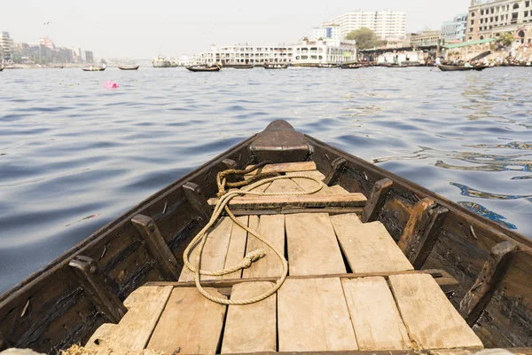 Dhaka, Bangladesh, 24 de fevereiro de 2017: Passeie em um barco a remos no rio Buriganga na perspectiva do passageiro, Dhaka, Bangladesh — Fotografia de Stock