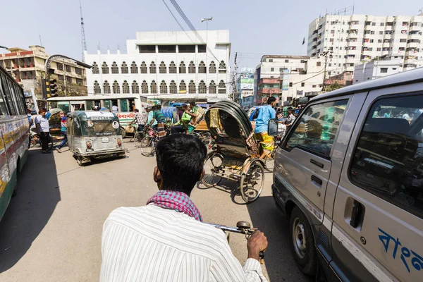ダッカ、バングラデシュ、2017 年 2 月 24 日: フォア グラウンド、バングラデシュのドライバーと乗客の視点からダッカの交通渋滞での三輪自転車を運転 — ストック写真