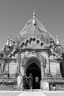 Bagan, Myanmar, 28 Aralık 2017: Budist acemiler Bagan, Myanmar tapınağı ziyaret edin