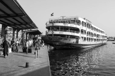 Dakka, Bangladeş, 24 Şubat 2017: Renkli telaş Dhaka Bangladeş'te Buriganga Nehri'nin Sadarghat terminalinde