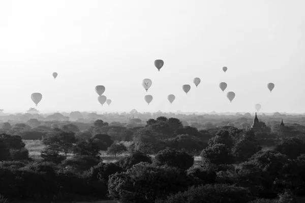 Bagan, Myanmar, 2 januari 2018: hete lucht ballonnen over de oude boeddhistische tempels in Bagan — Stockfoto