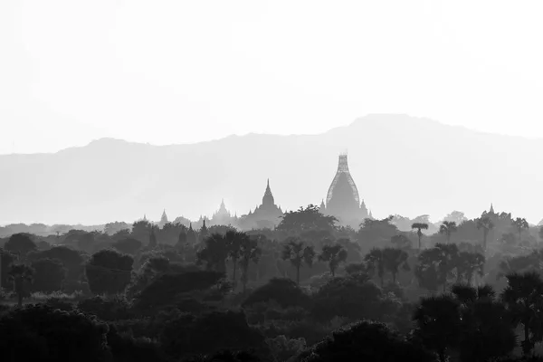 Paisagem com templos e pagodes na luz mágica da noite em Bagan, Mianmar — Fotografia de Stock