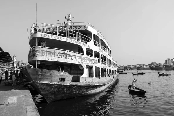 Dhaka, Bangladesh, 24 de febrero de 2017: Los pasajeros abordan un ferry en Sadarghat Terminal en Dhaka, que conduce por el río Buriganga — Foto de Stock