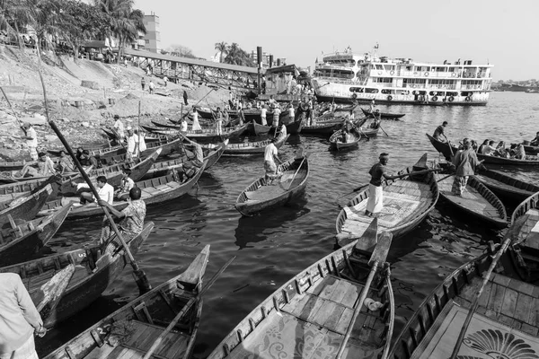 Dhaka, Bangladéš, 24 února 2017: Malá veslice čekají cestující na břehu řeky Buriganga v Dhaka Bangladéš — Stock fotografie