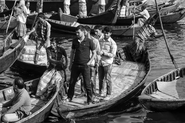 Dhaka, Bangladesh, February 24 2017: Passengers arrive in a wooden taxi boat at Sadarghat Terminal in Dhaka Bangladesh — Stock Photo, Image