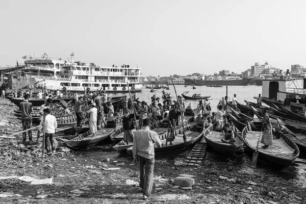男性がダッカ バングラデシュのブリガンガ川の Sadarghat で、小さな手漕ぎボートの乗客を待つダッカ、バングラデシュ、2017 年 2 月 24 日。 — ストック写真