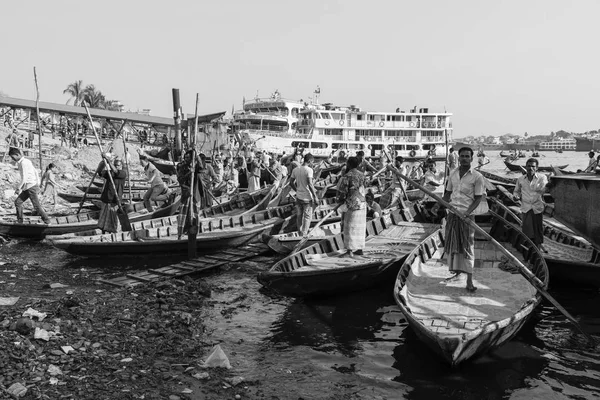 Dhaka, Bangladesh, 24 de febrero de 2017: Los hombres esperan a los pasajeros en sus pequeños botes de remos en Sadarghat del río Buriganga en Dhaka Bangladesh — Foto de Stock