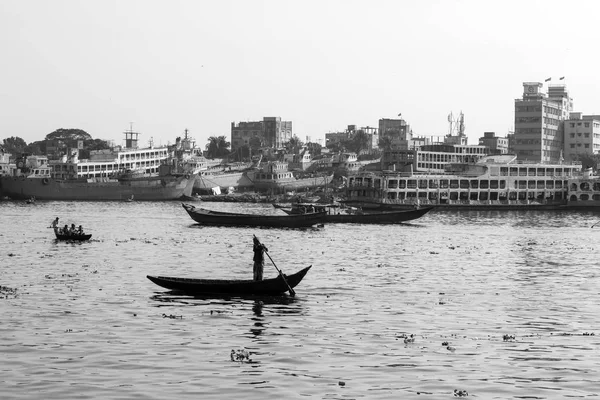 Dhaka, Bangladesh, 24 de febrero de 2017: Botes de remos en el río Buriganga en Dhaka Bangladesh y en el fondo el antiguo astillero — Foto de Stock