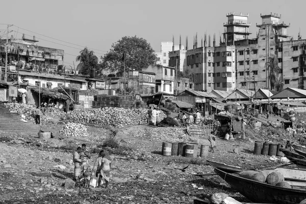 Dhaka, Bangladéš, 24 února 2017: Zboží zpracování ovoce a zeleniny u řeky Buriganga v Dhaka Bangladéš — Stock fotografie