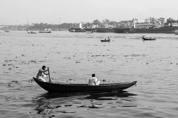 Dhaka, Bangladéš, 24 února 2017: lodě na řece Buriganga v Dhaka Bangladéš a v pozadí staré loděnice — Stock fotografie