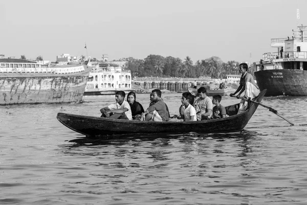 Dhaka, Bangladesh, 24 de fevereiro de 2017: Barco de táxi de madeira com passageiros no rio Buriganga em Dhaka Bangladesh — Fotografia de Stock