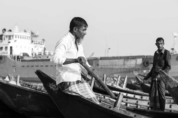 Dacca, Bangladesh, 24 février 2017 : Vue rapprochée d'un rameur dans un bateau-taxi du point de vue du passager sur la rivière Buriganga à Dacca Bangladesh — Photo