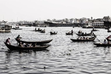 Dhaka, Bangladesh, 24 Şubat 2017: Taksi dakka Bangladeş (Vintage Fotoğraf Buriganga nehirde iki nehir kıyısında arasında küçük kürekli görevi)