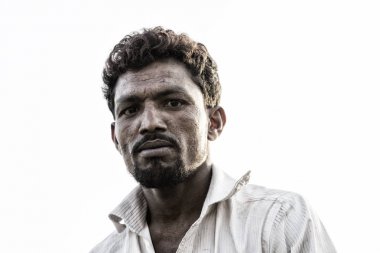 Dakka, Bangladeş, 24 Şubat 2017: Çarpıcı yüz hatları olan Bangladeşli adam ve beyaz gökyüzü (Vintage Fotoğraf karşı alınan bir sakal)