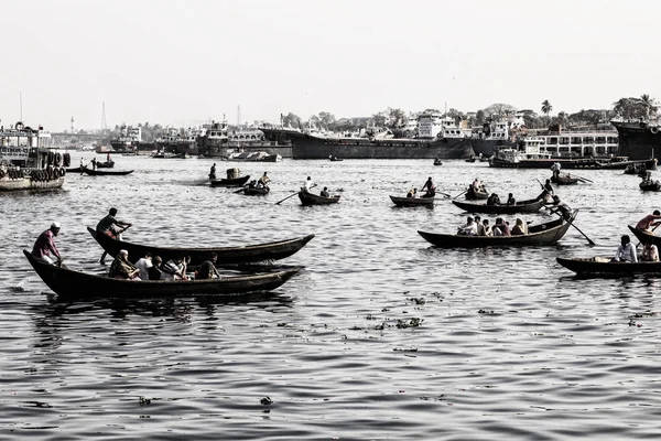 Dhaka, Bangladesh, 24 de febrero de 2017: Pequeños botes de remos sirven como taxi entre las dos orillas del río Buriganga en Dhaka Bangladesh (Foto Vintage ) — Foto de Stock