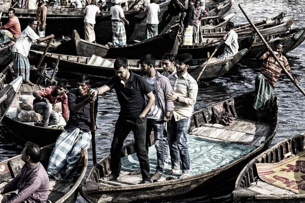 Dhaka, Bangladesh, February 24 2017: Passengers arrive in a wooden taxi boat at Sadarghat Terminal in Dhaka Bangladesh (Vintage Photo) — Stock Photo, Image