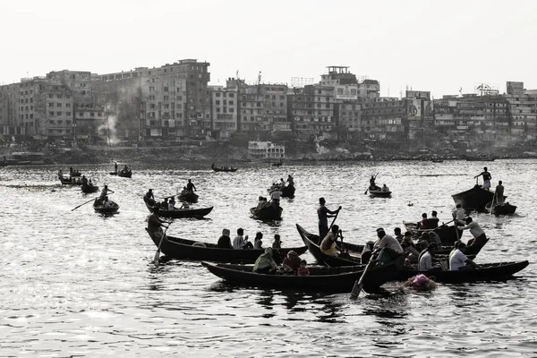 Dhaka, Bangladesh, 24 de febrero de 2017: Foto retroiluminada de pequeñas embarcaciones de madera utilizadas como taxi operan en el río Buriganga en Dhaka Bangladesh (Foto Vintage ) — Foto de Stock