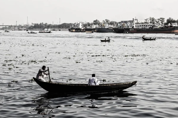 Dhaka, Bangladesh, February 24 2017: Rowing boats on the Buriganga River in Dhaka Bangladesh and in the background the old shipyard (Vintage Photo) — Stock Photo, Image