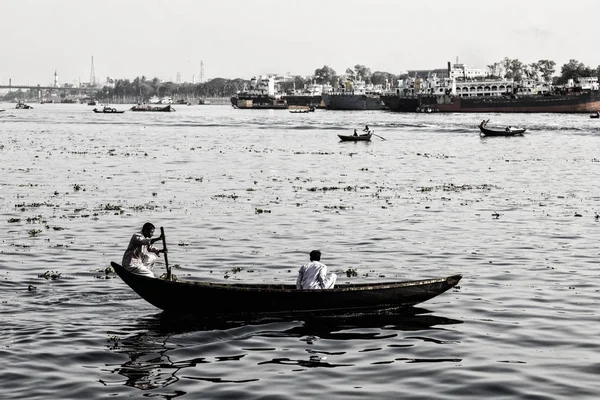 Dhaka, Bangladesh, 24 de febrero de 2017: Botes de remos en el río Buriganga en Dhaka Bangladesh y en el fondo el antiguo astillero (Vintage Photo ) — Foto de Stock