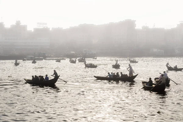 Dhaka, Banglades, február 24-2017: Háttérvilágítású lövés a kis, fából készült csónakok használni, mint egy taxi működik a Buriganga folyó Dakka Banglades Ködös reggel (Vintage fotó) — Stock Fotó